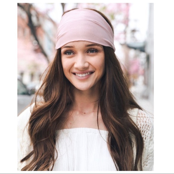 Boho Chic Batiste Wide Headband
Textured Satin-Black - Picture 6 of 9